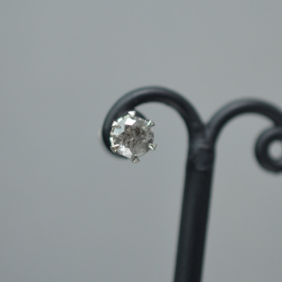 ＜1点物＞天然グレイッシュダイヤモンド0.413ctの１粒ダイヤピアス(片方)ナチュラルダイヤ 4枚目の画像