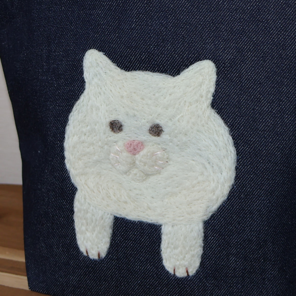【突っ込んでしまった羊毛白猫ちゃんのちょっと大きいランチバッグ】 6枚目の画像