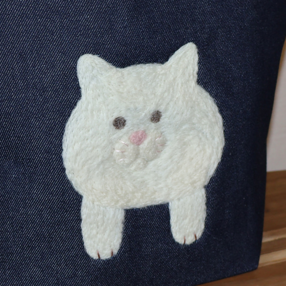 【突っ込んでしまった羊毛白猫ちゃんのちょっと大きいランチバッグ】 5枚目の画像