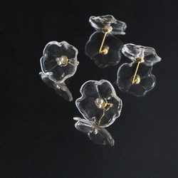 ヴィンテージガラスとパール｜ふわっと軽い透明な花のピアス/ノンホールピアス｜サージカルステンレス/チタン/14KGF 1枚目の画像