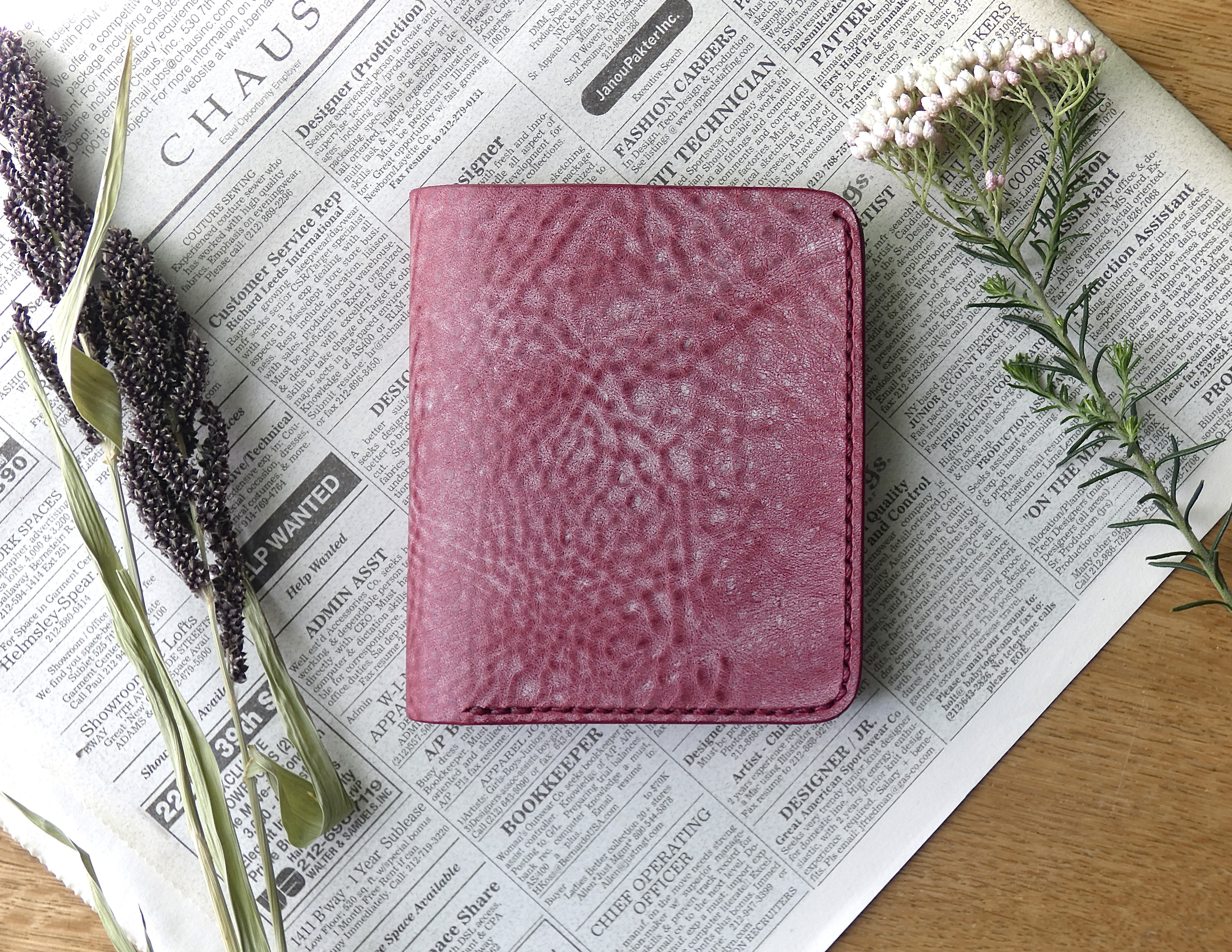 イタリア革の二つ折り財布／小銭入れ無し／ラズベリー