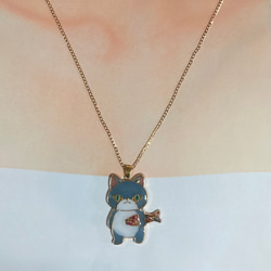 どや顔ネコさんのペンダントトップ　宝石みたいな魚を抱えたブルーグレー猫のレジンアクセサリー 2枚目の画像