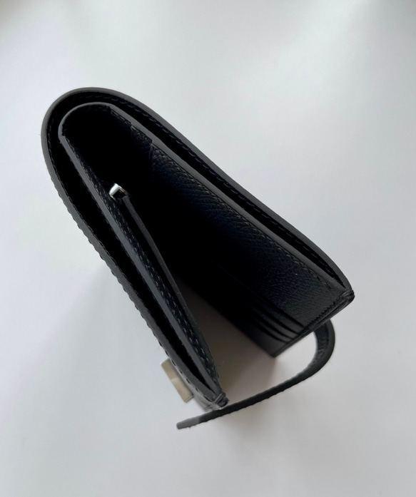 ベルト付き二つ折り財布　コンパクト財布　エプソン黒　手縫い 4枚目の画像