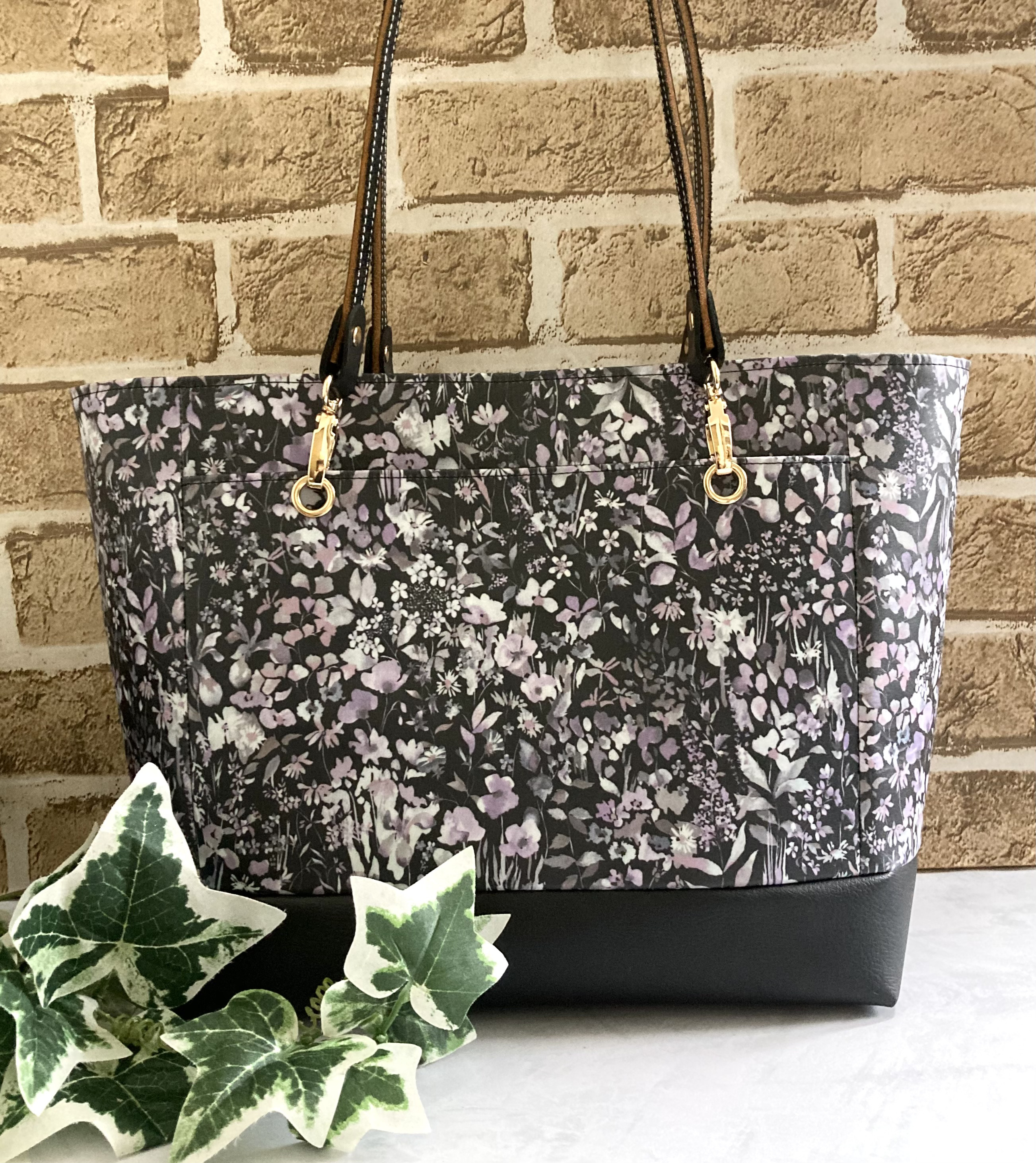 【coconobi様オーダーページNO2リバティラミネート　外ポケット付きトートバッグ&ポーチバッグサイズアップ　        Ω