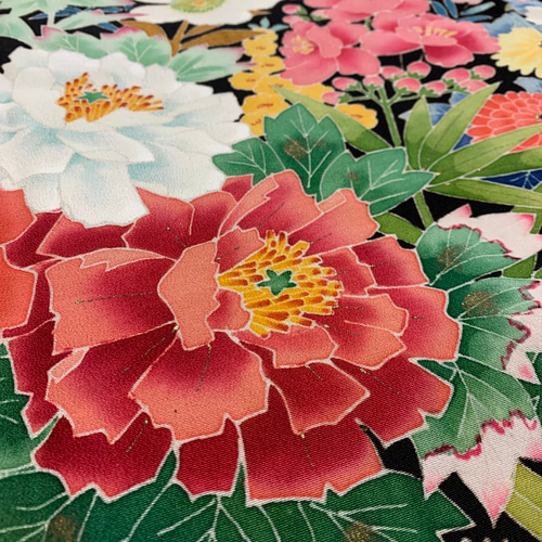 友禅 牡丹の花 花尽くし作家モノ 黒留袖のVネックシンプル 友禅 牡丹の花 花尽くし作家モノ 黒留袖のVネックシンプル