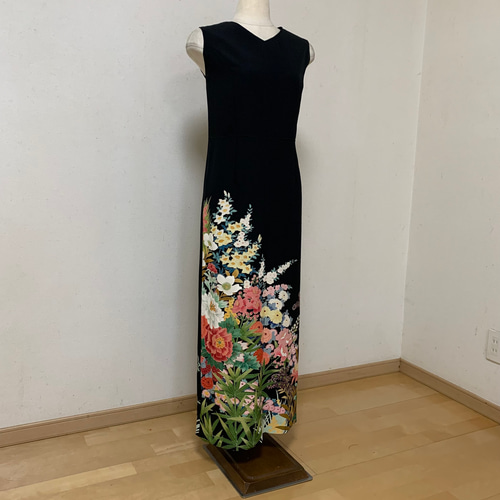 友禅 牡丹の花 花尽くし作家モノ 黒留袖のVネックシンプル 友禅 牡丹の花 花尽くし作家モノ 黒留袖のVネックシンプル