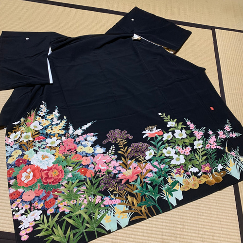 友禅 牡丹の花 花尽くし作家モノ 黒留袖のVネックシンプル 友禅 牡丹の花 花尽くし作家モノ 黒留袖のVネックシンプル