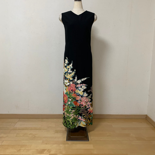 友禅 牡丹の花 花尽くし作家モノ 黒留袖のVネックシンプル