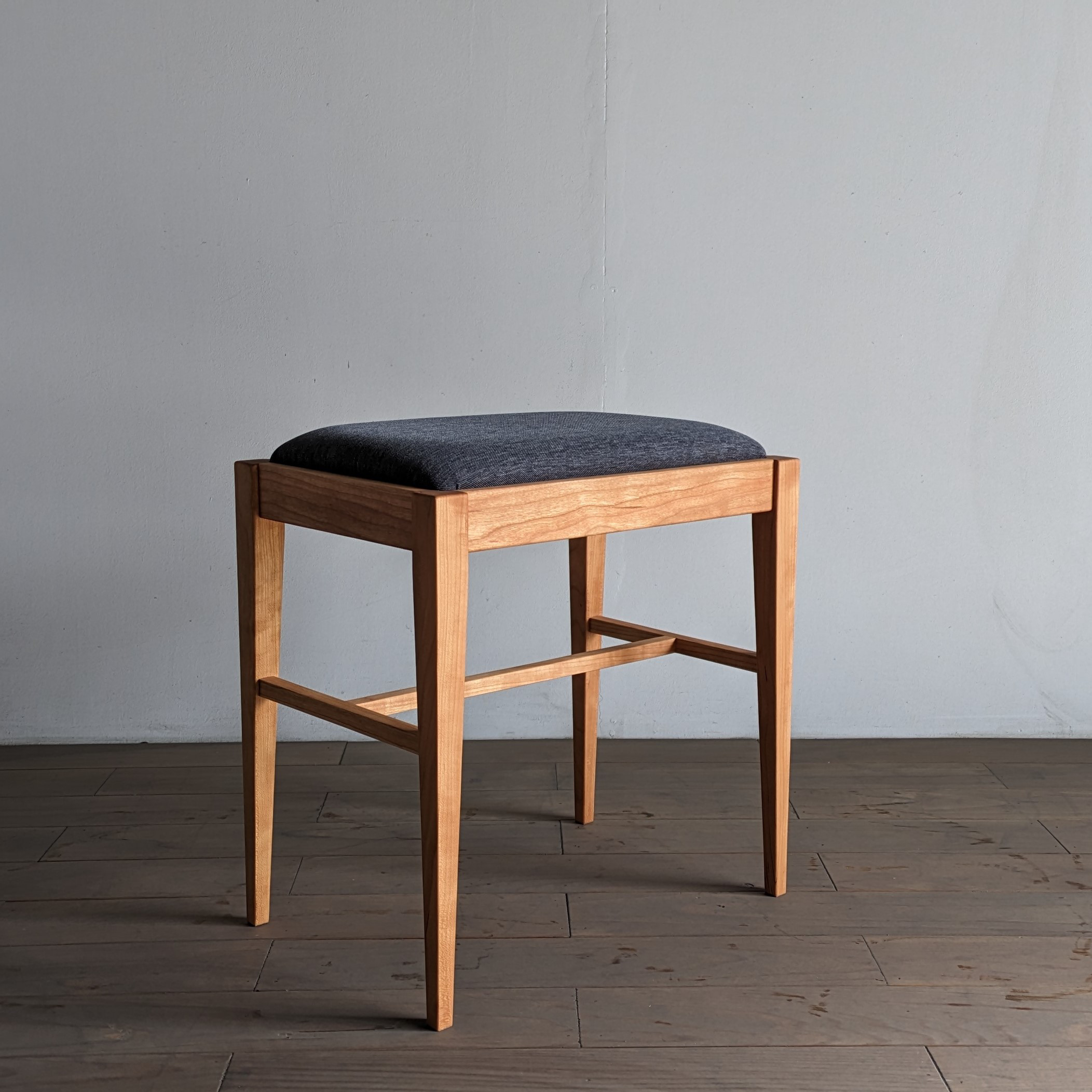 スツール　チェリー無垢材