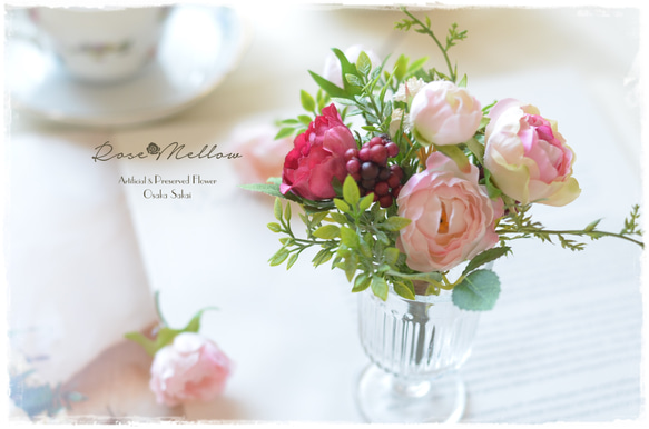 母の日ギフト【Creema限定】フェイクウォーター・シェルピンクとラズベリー色のバラとグリーンのミニブーケ　　 4枚目の画像