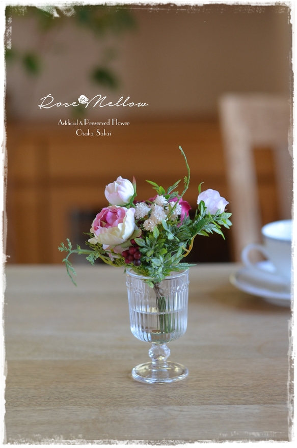 母の日ギフト【Creema限定】フェイクウォーター・シェルピンクとラズベリー色のバラとグリーンのミニブーケ　　 3枚目の画像