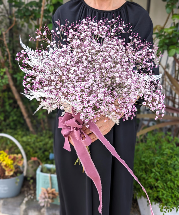 くすみピンク色のかすみ草がふんわり可愛い！大きなドライフラワースワッグ　ブーケ　花束　母の日 1枚目の画像