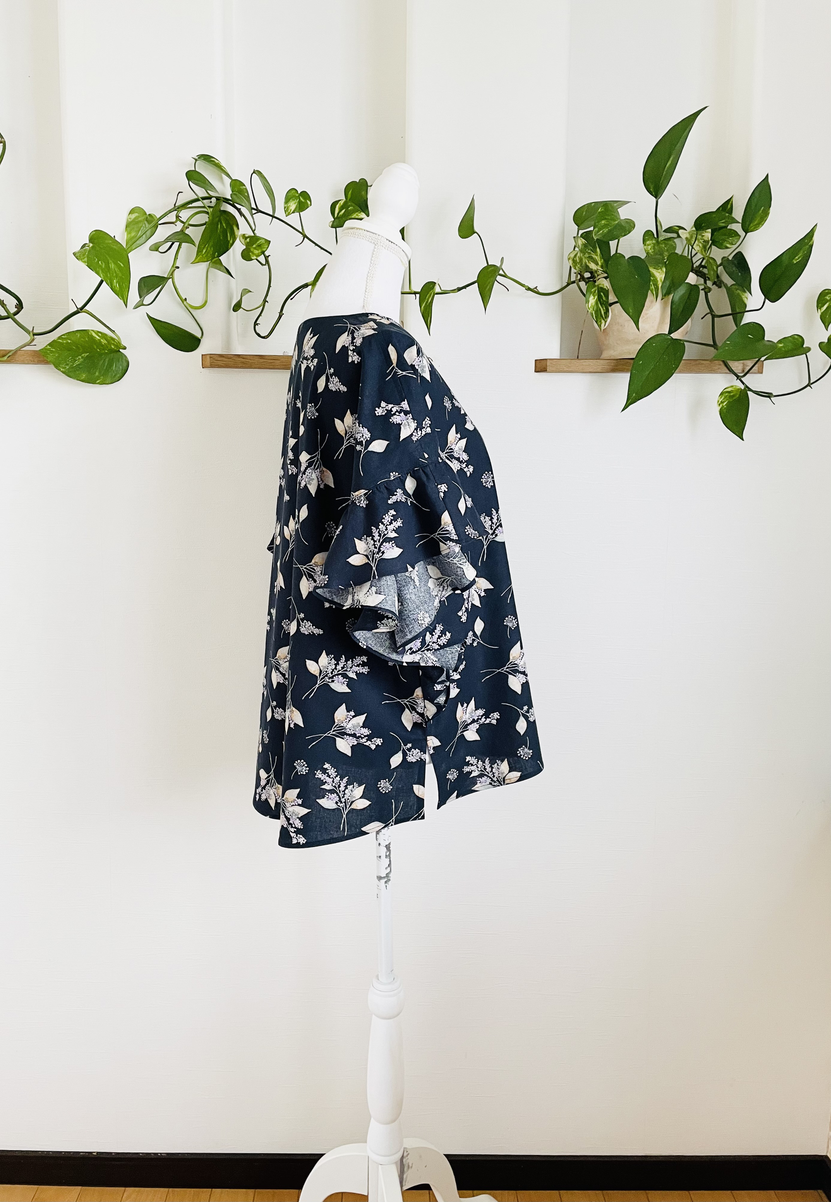 綿麻花リーフ柄一点のみ送料無料♪ゆったりめなフリル袖のプルオーバー後ろ長めネービー