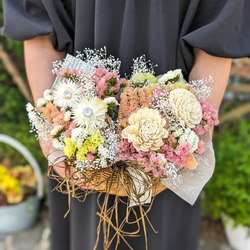 カラフルスターチスとかすみ草が華やか！ドライフラワーかごアレンジメント　ナチュラルインテリア母の日 1枚目の画像