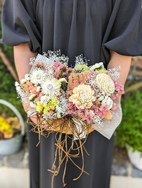 カラフルスターチスとかすみ草が華やか！ドライフラワーかごアレンジメント　ナチュラルインテリア母の日 1枚目の画像