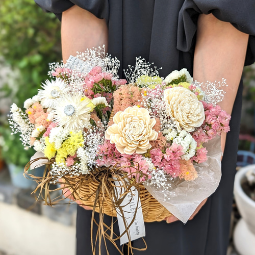 カラフルスターチスとかすみ草が華やか！ドライフラワーかご