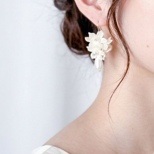 ✧花嫁様に人気✨️ホワイト フラワー ユリ 雫 パール ピアス