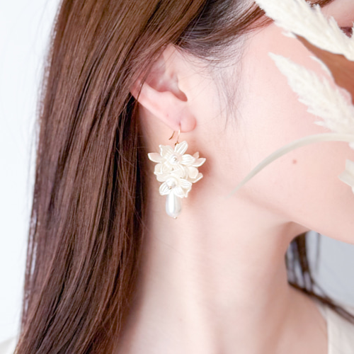 お花ピアス♡ホワイト Amazon | 白い花 ピアス フラワー 白 ホワイト レディース 女子
