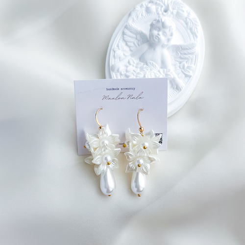 花嫁様に人気✨️【ホワイト フラワー ユリ 雫 パール ピアス
