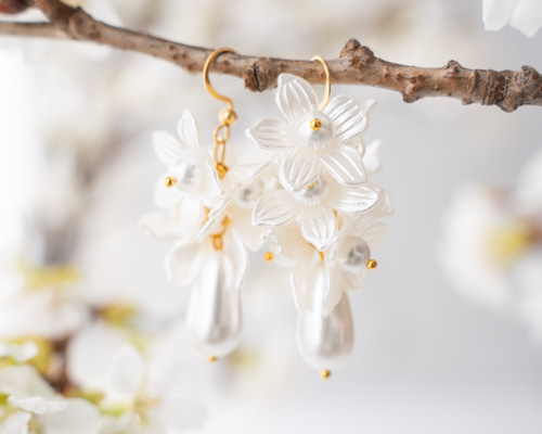 花嫁様に人気✨️⌇﻿ホワイトフラワーユリ雫パールピアス/イヤリング