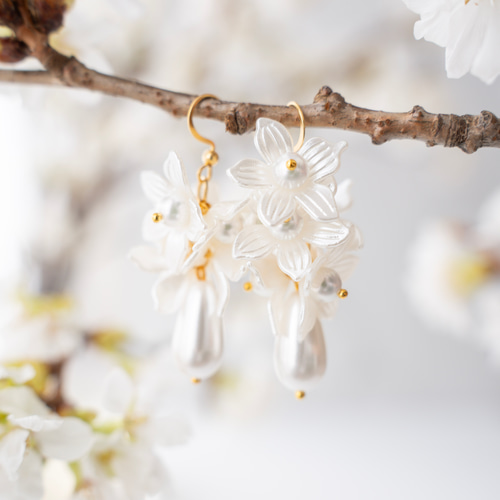 花嫁様に人気✨️⌇﻿ホワイトフラワーユリ雫パールピアス/イヤリング