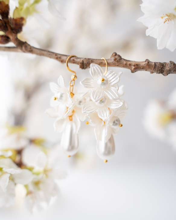 花嫁様に人気✨️⌇﻿ホワイトフラワーユリ雫パールピアス/イヤリング
