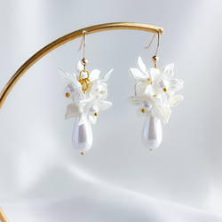 花嫁様に人気✨️【ホワイト フラワー ユリ 雫 パール ピアス
