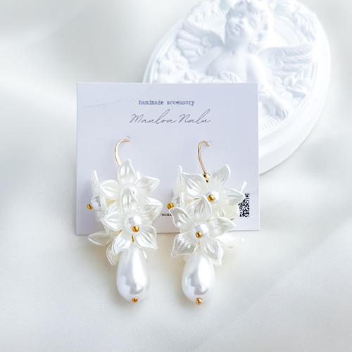 花嫁様に人気✨️【ホワイト フラワー ユリ 雫 パール ピアス