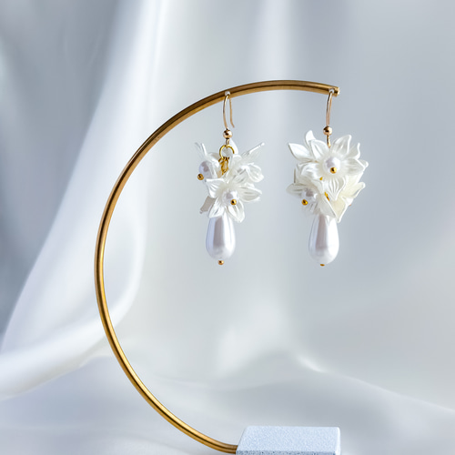 花嫁様に人気✨️【ホワイト フラワー ユリ 雫 パール ピアス