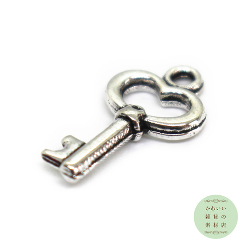 再販】小さな中空のハートの形の鍵のチャーム（アンティークシルバー