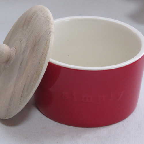 赤い陶器の小物容器 木の蓋つき その他キッチン小物 tenkuwa