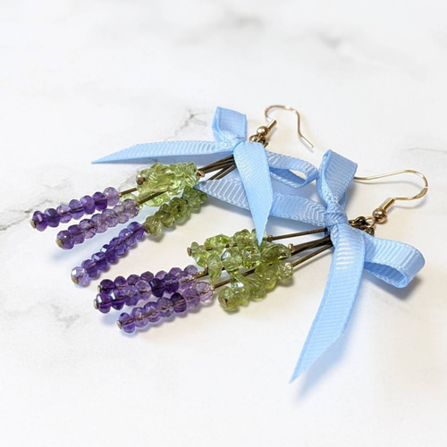 天然石 ラベンダーモチーフ フックピアス 一対 ブルーリボン ピアス  