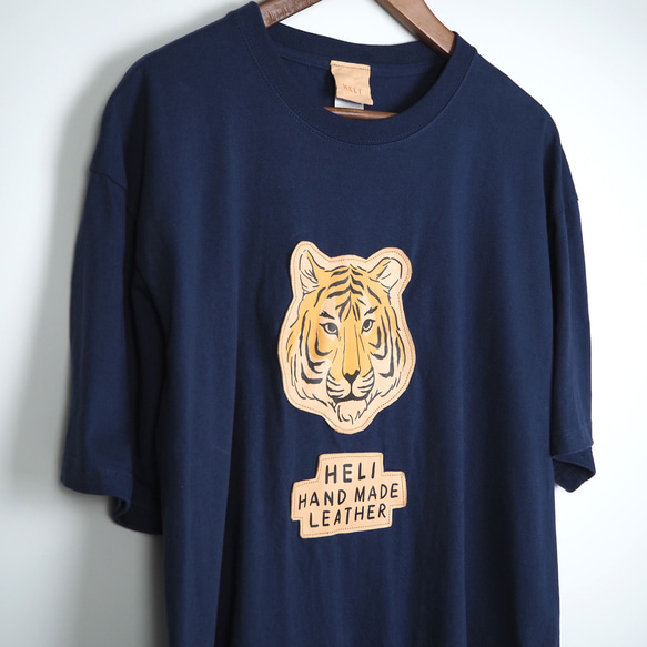 アートなレザーパッチ「トラ」の 半袖 Tシャツ（5色）牛革 ワッペン 2枚目の画像