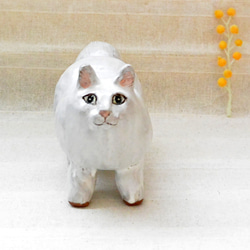 白いニャーコ　猫の置き物　四本足　しっぽフッサ　インテリア　手作り陶芸　陶器の置物 2枚目の画像