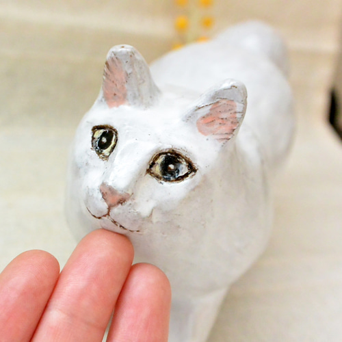 白いニャーコ 猫の置き物 四本足 しっぽフッサ インテリア 手作り陶芸