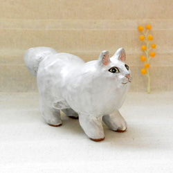 白いニャーコ　猫の置き物　四本足　しっぽフッサ　インテリア　手作り陶芸　陶器の置物 4枚目の画像
