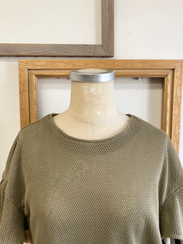 透かし編みネット素材❤️ストライプ柄フレア袖のトップス　カーキ（サイズフリーL） 4枚目の画像