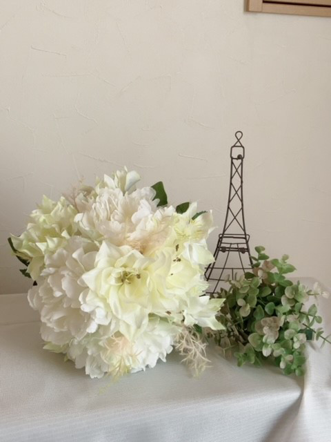 ホワイトクラッチブーケ　ナチュラル風　ウエデイング　海外挙式　二次会　前撮りブーケ