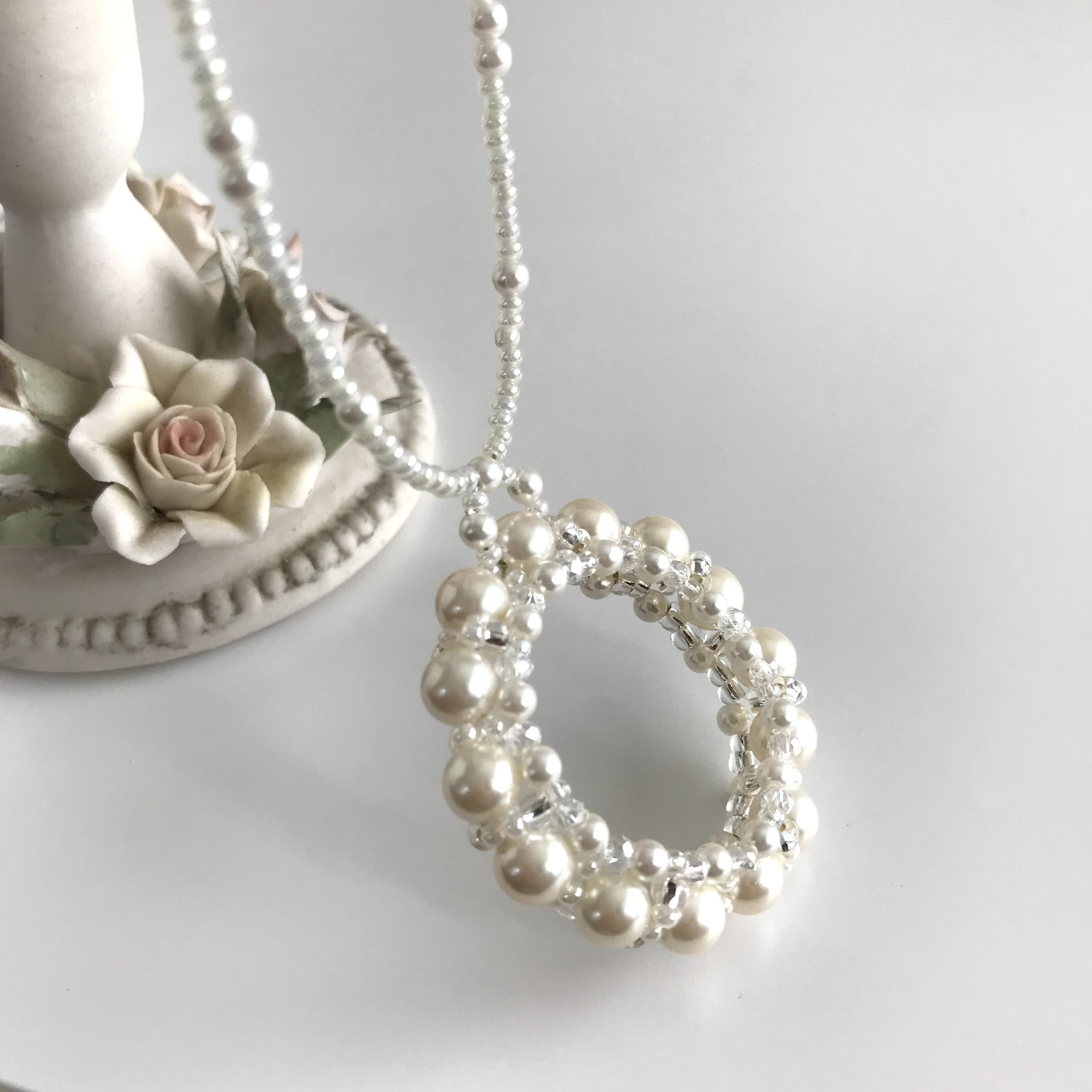 パール編みの サークル モチーフ ネックレス ホワイト 白 ビーズ サークルネックレス フォーマル