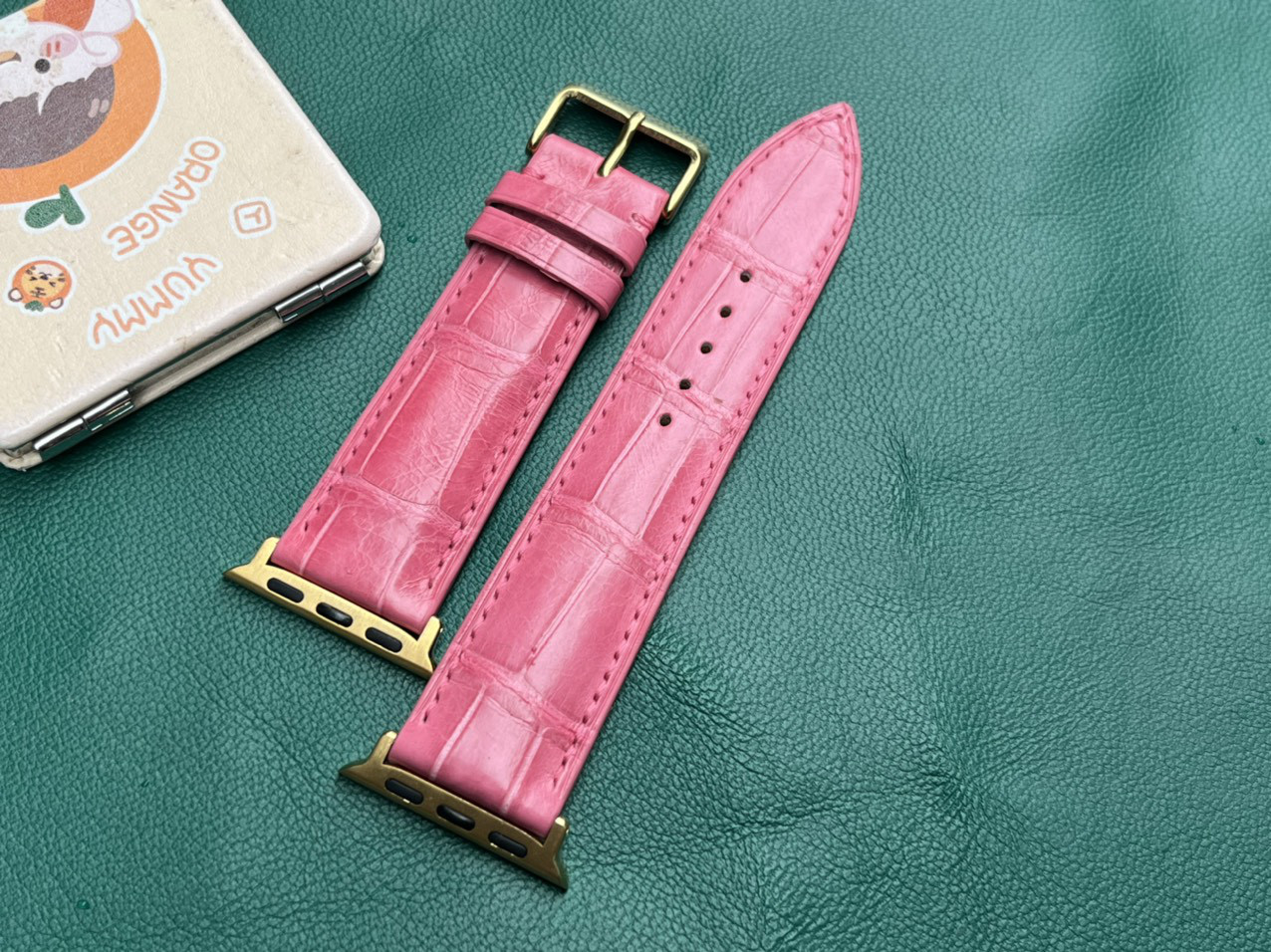 Apple Watch レザーストラップは高品質のピンクのフランス製ワニ革で作られています（送料無料）