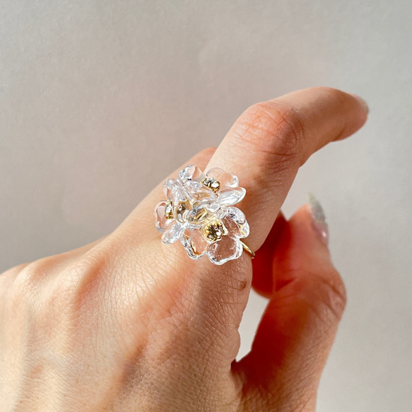 艶やかなお花のリング 指輪 金属アレルギー対応 クリア フリーサイズ レディース ハート 2枚目の画像