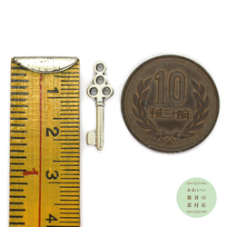 三つ葉のクローバーの形の鍵の小さなチャーム（アンティークシルバー）6個セット #C-0257 4枚目の画像