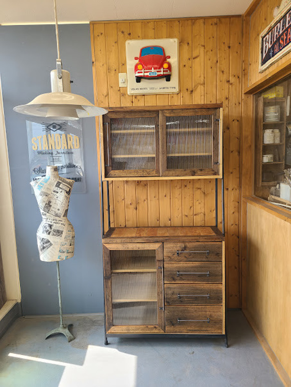 古材とアイアン､モールガラスのヴィンテージキッチン