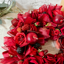 誘惑の赤―リボンとリンゴ・バラ・ベリーのアーティフィシャルフラワーリース  フラワーリース　インテリア　アーティフィシャ 6枚目の画像