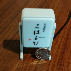 Seriaで買った「ミニチュア 光る看板」の中にmicroSDカードを仕込みました。 3枚目の画像