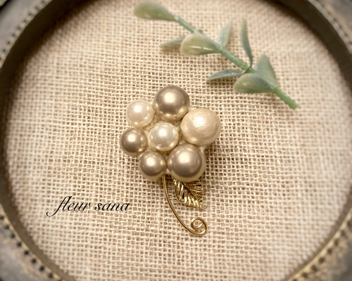 single flower motif 一輪花のブローチ white・beige ブローチ
