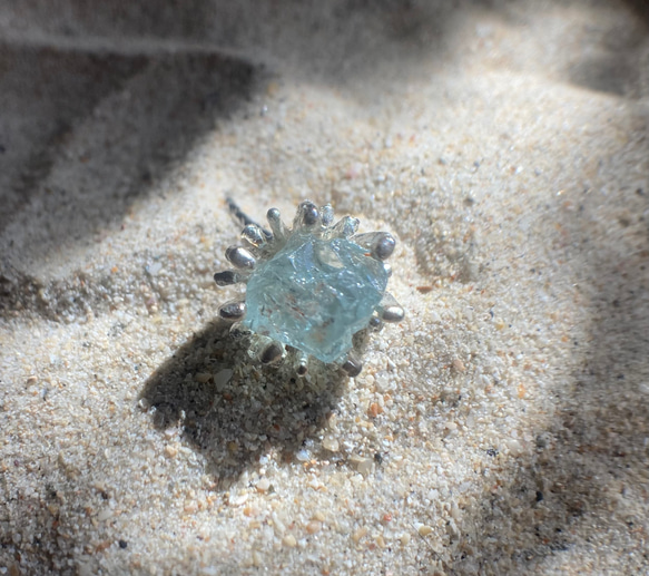海洋風格原石海藍寶石戒指 原石海藍寶石珊瑚框戒指 第16張的照片