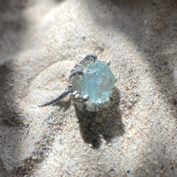 海洋風格原石海藍寶石戒指 原石海藍寶石珊瑚框戒指 第13張的照片