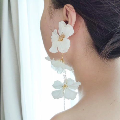 気品漂う 大ぶりホワイトフラワー イヤリング ピアス