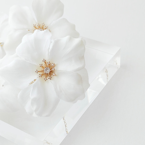 気品漂う 大ぶりホワイトフラワー 痛くないイヤリング ピアス